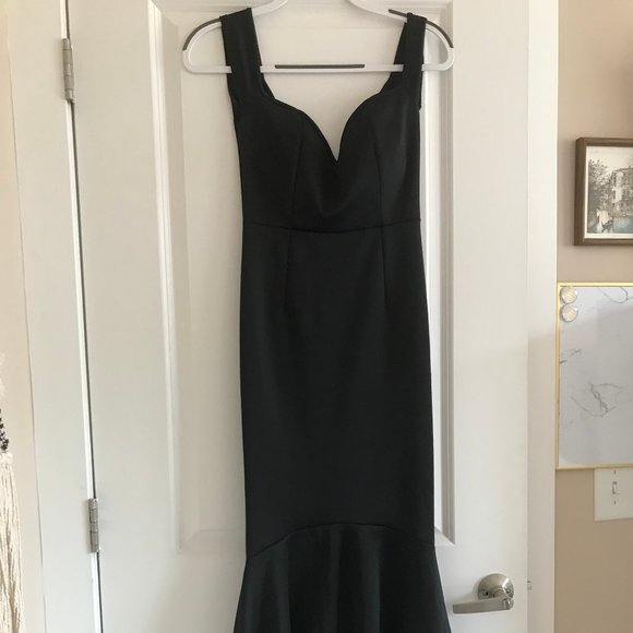 Simple Black and Stretchy Mermaid Gown - Picture 1 of 5